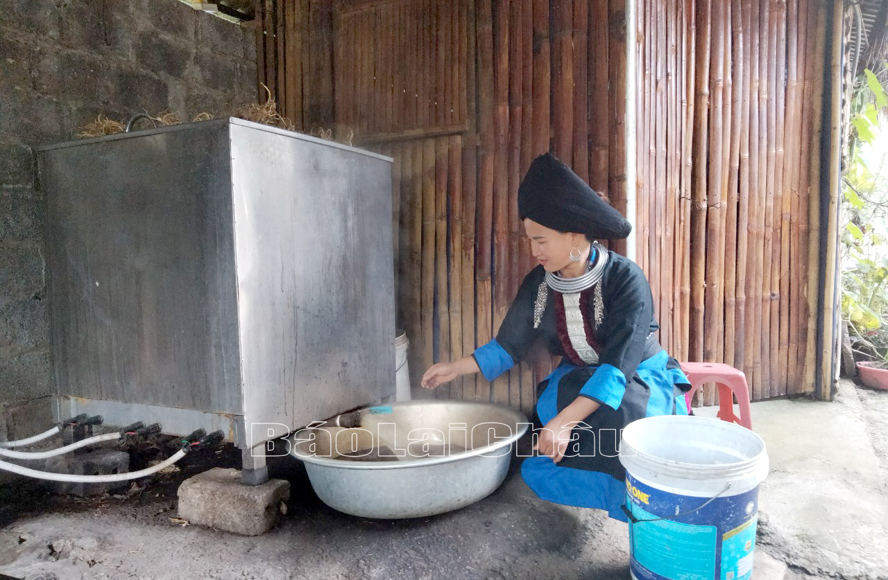 Chị Chẻo Thị Thanh ở khu 5, thị trấn Sìn Hồ chuẩn bị nước tắm lá thuốc cho khách.